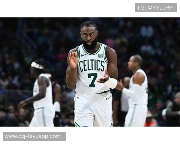 杰伦布朗半场高效得分27分继续展现超巨风采 杰伦布朗半场高效得分27分继续展现超巨风采