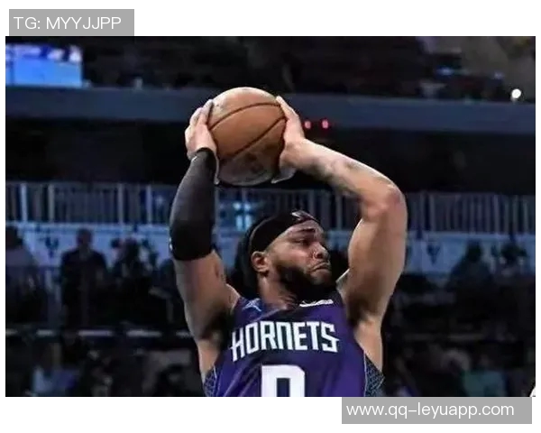 马克西上半场状态低迷投篮命中率惨淡仅得13分3助攻表现令人失望 马克西上半场状态低迷投篮命中率惨淡仅得13分3助攻表现令人失望